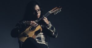 Read more about the article El vuelo quechua del charango: Desde Perú, Brageiki presenta ‘Pawanayki’