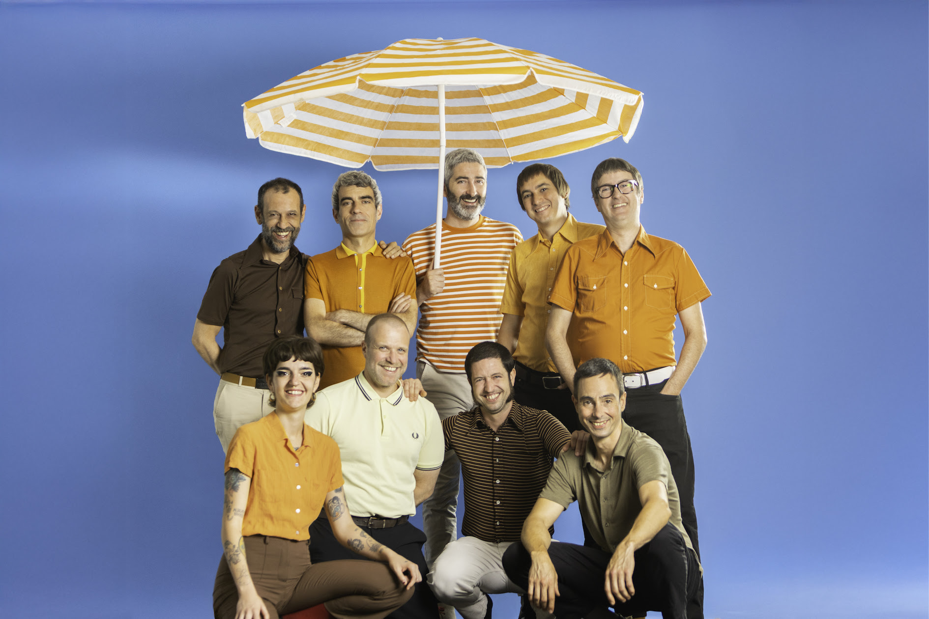 Read more about the article Los Retrovisores presentan el videoclip de “Miradas”, de su nuevo EP “Cambio y Corto”