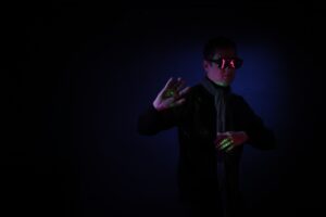 Read more about the article Desde Perú, Hamann explora la espiritualidad de las máquinas en su álbum ‘Technocracy’