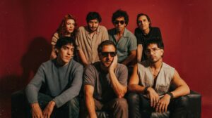 Read more about the article Autobús estrena “Divina canción”, el primer destello de ‘La vida de ensueño’