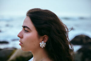 Read more about the article “Buganvilias”: Clara Yolks convierte el amor sano en una brisa de indie pop frente al mar