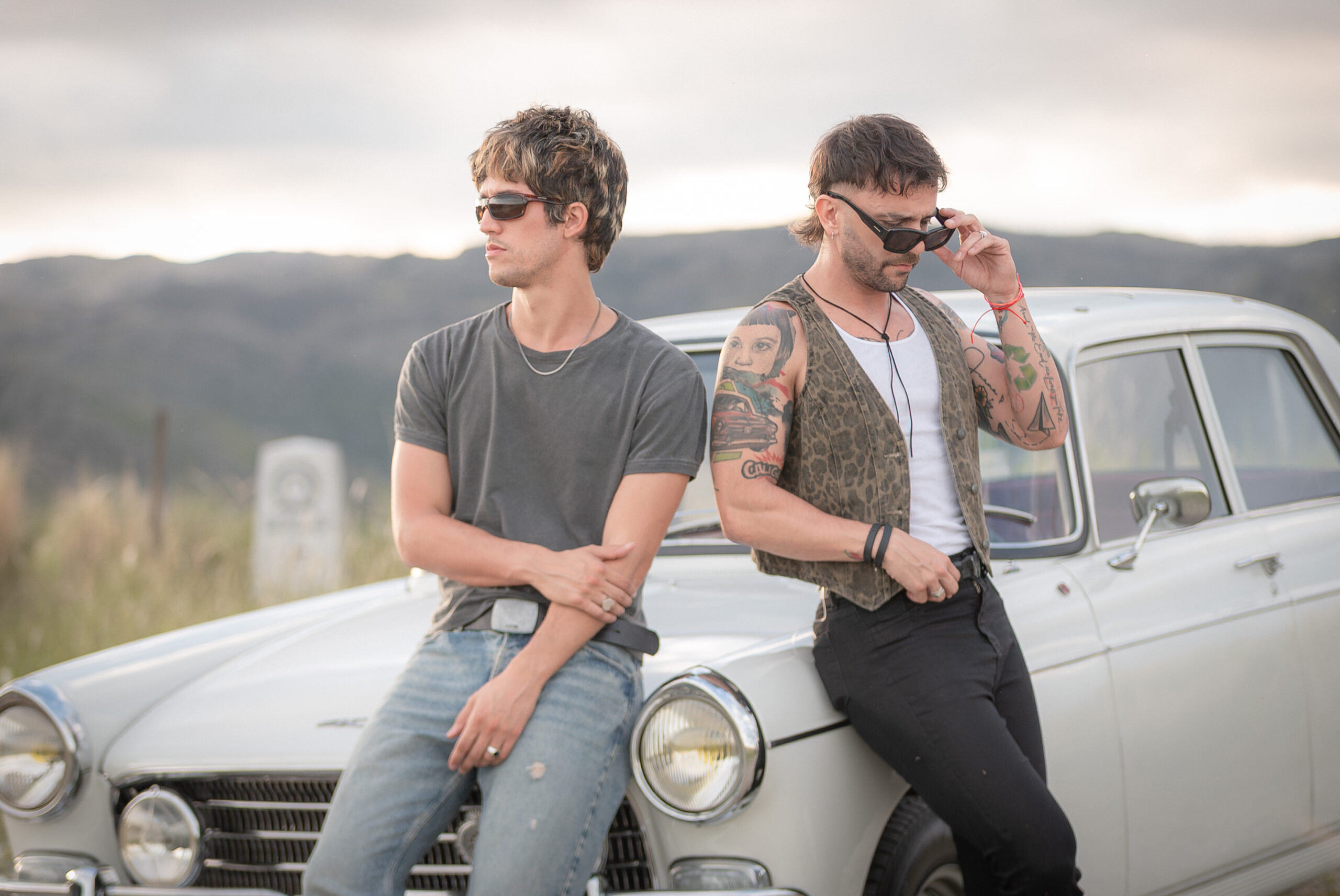 Read more about the article Los Caligaris con Silvestre y la Naranja en “El reloj me miente”, una colaboración que une fiesta, indie pop y un renovado impulso creativo