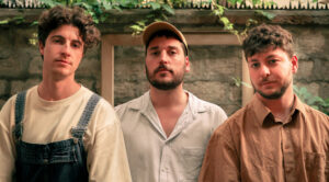 Read more about the article Pescao profundiza su lado más íntimo junto a Y Vicente en “Son Horas”, segundo adelanto de UNO