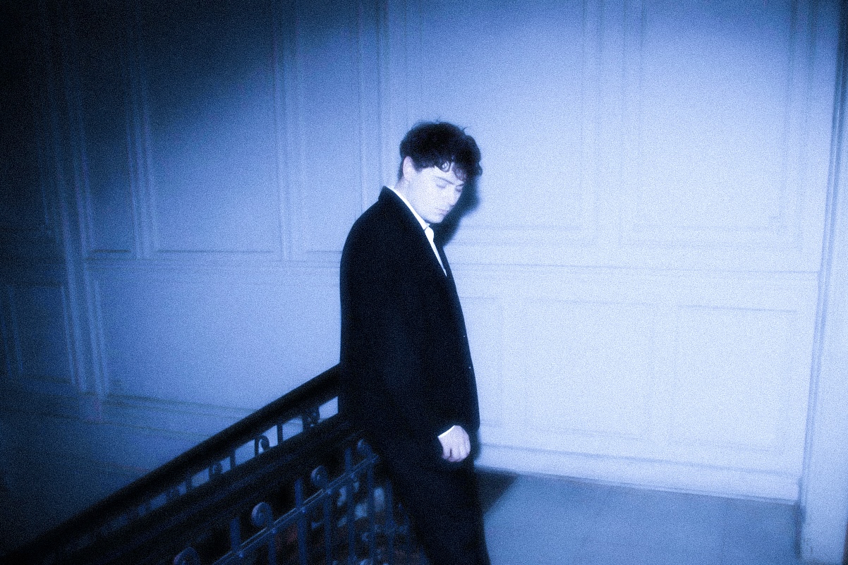 Read more about the article Santiago Nicolás debuta en solitario con “Soy Tu Enemigo”, un himno nocturno entre synthpop, deseo y descontrol