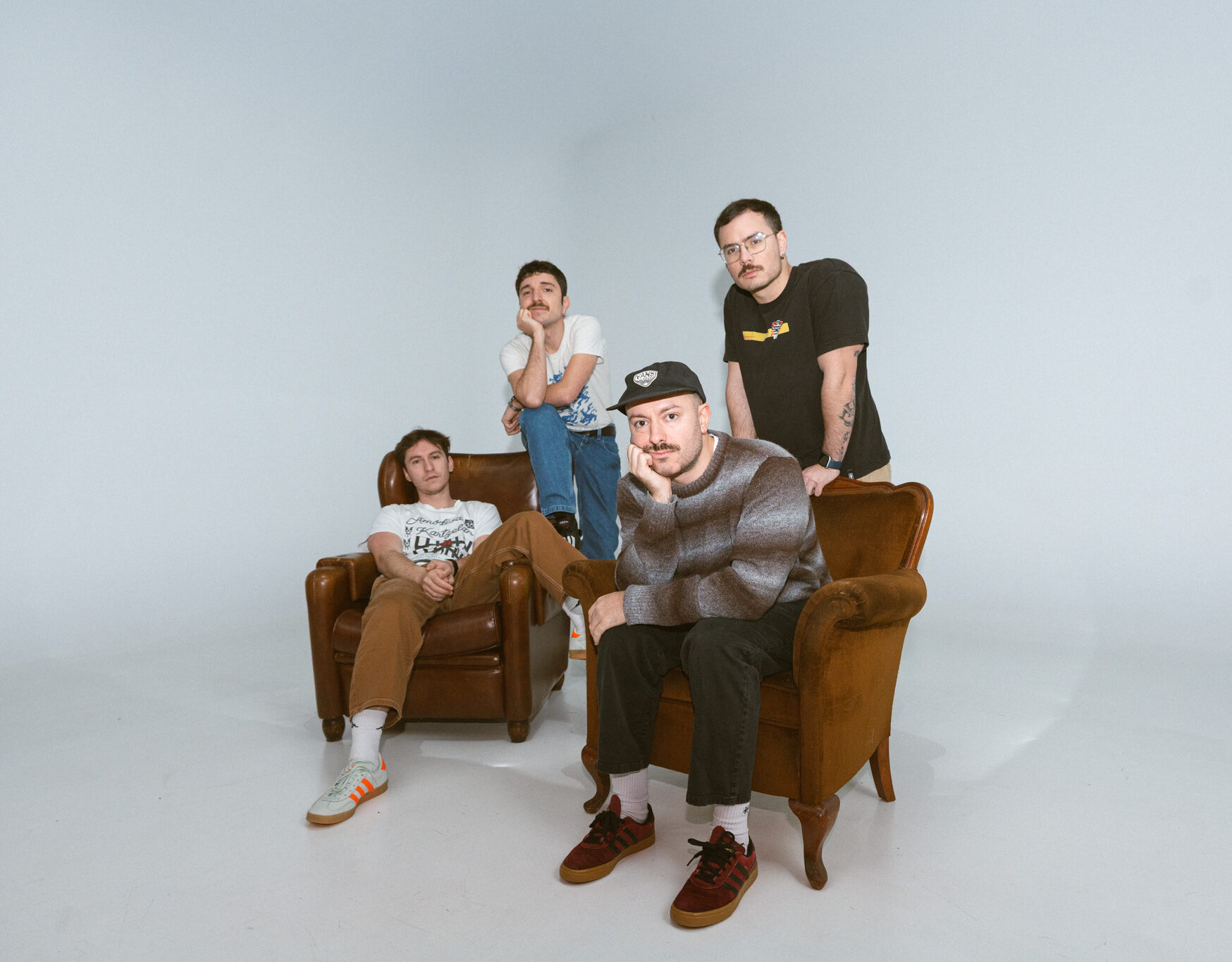 Read more about the article Comic Sans se han propuesto liderar la escena midwest emo española y con “Todas las cosas que nos salieron mal” lo van a lograr