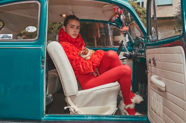 Read more about the article Lucy Vives regresa con “Mascacielo”, su primer lanzamiento en cuatro años: un sencillo de pop alternativo, identidad queer y libertad creativa acompañado de un videoclip oficial
