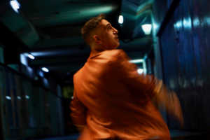 Read more about the article Tomás González convierte el duelo en movimiento en “No hay lugar”