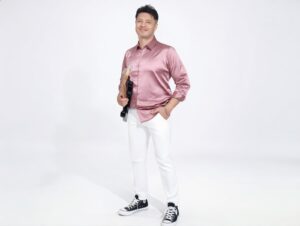 Read more about the article El mexicano Isaac Victoria lanza ‘Por si no hay mañana’