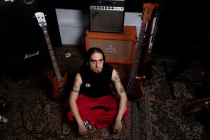 Read more about the article Cuatro cuerdas, tres décadas y una forma de pensar la música: Desde Perú, Oliver Castillo presenta ‘Laboratorio V03’