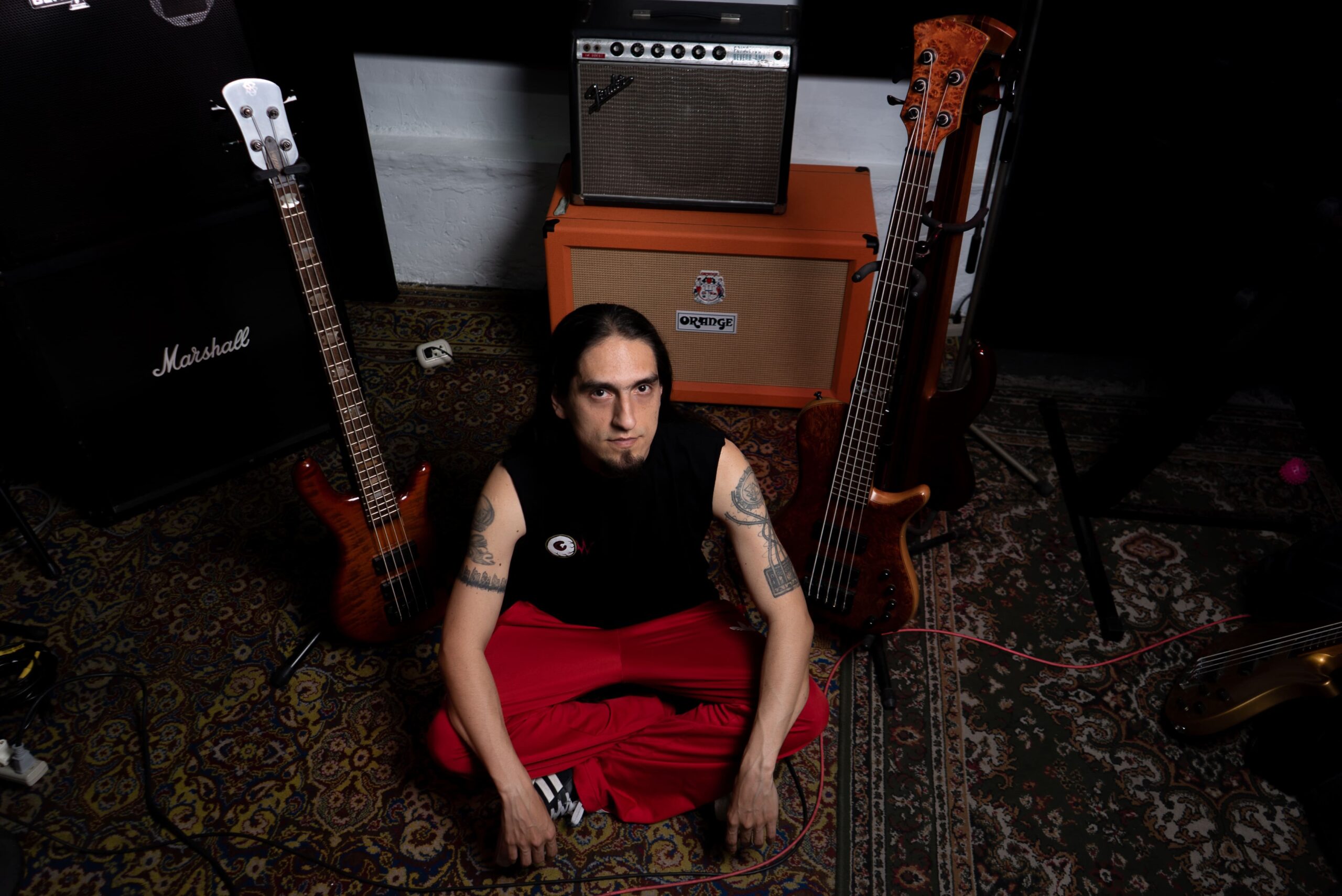 Read more about the article Cuatro cuerdas, tres décadas y una forma de pensar la música: Desde Perú, Oliver Castillo presenta ‘Laboratorio V03’